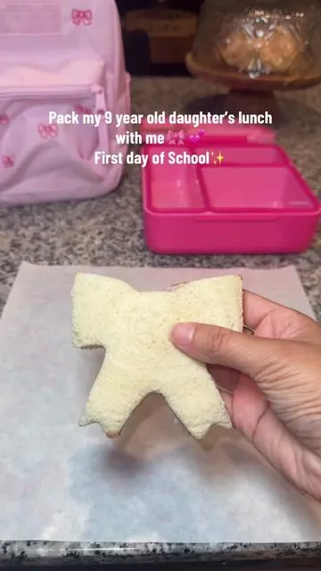 Pack my 9 year old daughter’s lunch with me 🎀💕 First day of School ✨ #daughter #packlunch #fypシ゚viral #viral #viralvideo 
