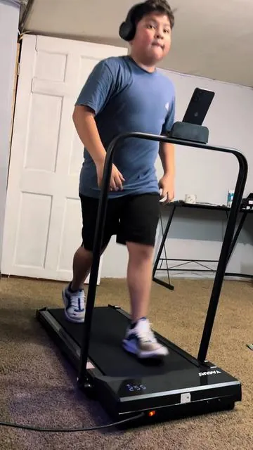 Esta es la rutina de mi hijo todos los días en la caminadora #tiktokshop #vidasaludable #ejercicio #cardioencasa #creatorsearchinsights