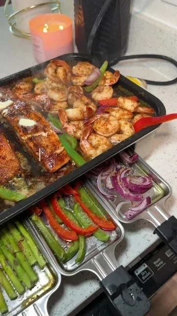 Okay y’all….. I just fell in love with this grill 😭 I’ve been wanting something that doesn’t smoke up my whole place, and this one is IT. Food came out so good, I feel like I don’t even need a backyard now 😂. #c#cookwithmeapartmentliving #nurselife #kitchengadgets #dayinmylife #tiktokshop #tiktokmademebuyit #indoorgrill #pukomc #newapartment