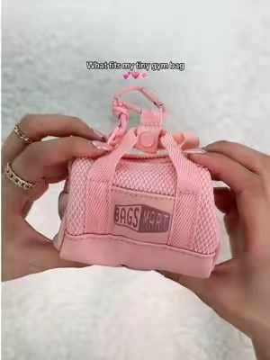 Mini-mini gym bag edition 🥺💗 How cute is this mini keychain 🥳 Click the yellow cart to get the same one🙌🏻#bagsmart #RushReady2025 #gymbag #bagcharm #gymessentials 