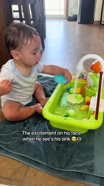 AND he gets to learn how to wash dishes??? Okayyy 🔥🔥🔥 #sahm #babytoys #ninemonthsold #toddlertoys #fyp 