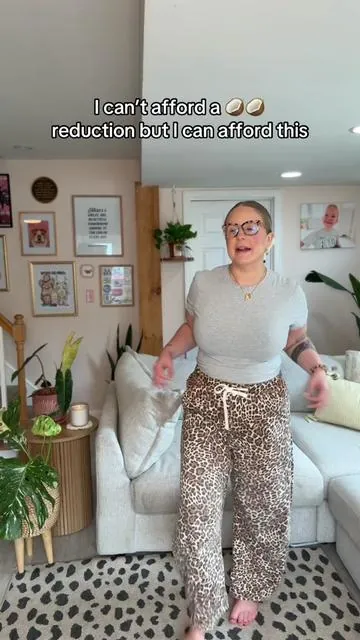 Minimizer bras have been around since the 60s but a lot of people still don’t know they’re an option! This is an affordable minimizer bra choice from @Hsia-Bras 🤎 #bra #bras #hsia #hsiabra #minimizerbra 