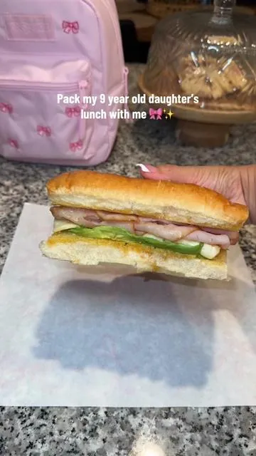Pack my 9 year old daughter’s lunch with me 🎀✨ #packlunch #daughter #fypシ゚viral #viral #viralvideo 