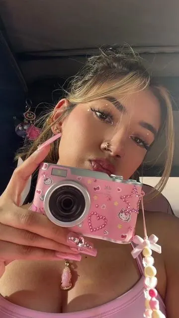 taking pics like 😩📸📸  #sanrio #pink #camera #digitalcamera #hellokitty 