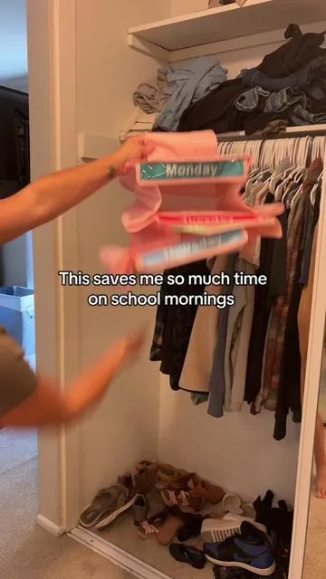 Moms, this is a back to school lifesaver! Prep your kids outfits for the whole week! #backtoschool #hangingorganizer #organizationhacks 