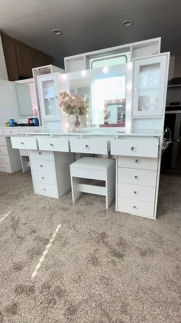 Hermoso vanity de 12 cajones y 2 repisas con mas espacio también tiene una repisa extra al lado de la mesa, tiene Cristal en la mesa y silla incluida #backtoschool #vanitymakeup #vanity #led #vanitymirror 