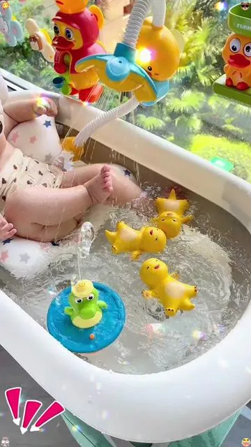 In summer, prepare a few more swimming bath toys for the baby to play with the baby so that he won't cry or make a fuss. He will be so happy that he can run without using electricity.#olebrandselect #fentysuperbrandday #toy #summer #familytime 