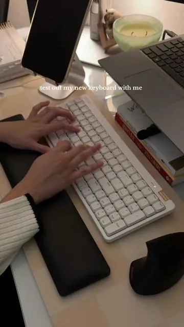 It sounds so good 🥰✨ #lofreekeyboard #keyboardasmr #wfhdesk #desksetup #deskdecor 
