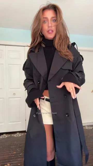 the perfect trench coat for fall & winter🧸 the quality is so good too! I’m 5’9 wearing a size large🤍