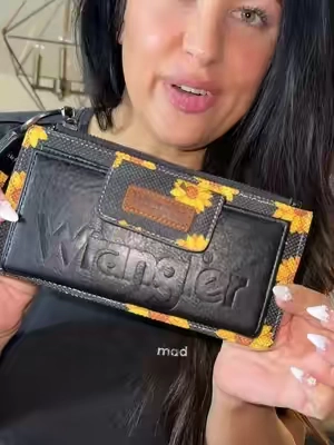 Adorable🌻  #wrangler #wranglerwallet #sunflowers #wranglerpurse #accessories @Rustic Charm Bootic 