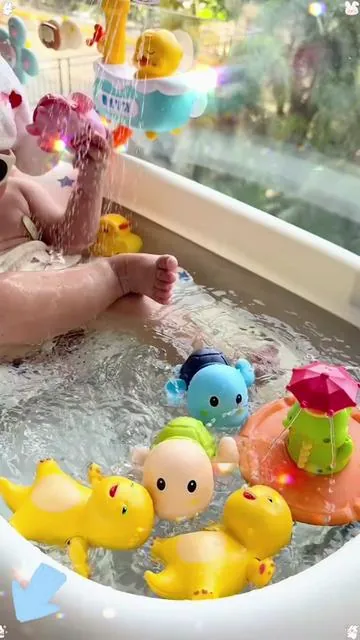 In summer, prepare a few more swimming bath toys for the baby to play with the baby so that he won't cry or make a fuss. He will be so happy that he can run without using electricity.#olebrandselect #fentysuperbrandday #toy #summer 