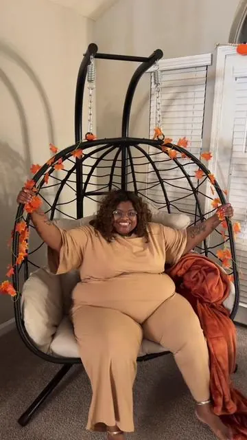 Answering a couple questions about my hanging egg chair ! 🤎 @RIWENGO #chair #hangingeggchair #plussizefriendly #fallvibes #cozy 