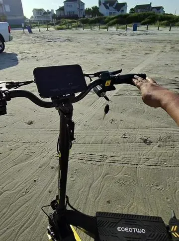 I busted my ass 🤣🤣 #electriscooter #scooter #motorbike #motorcycle #beach 