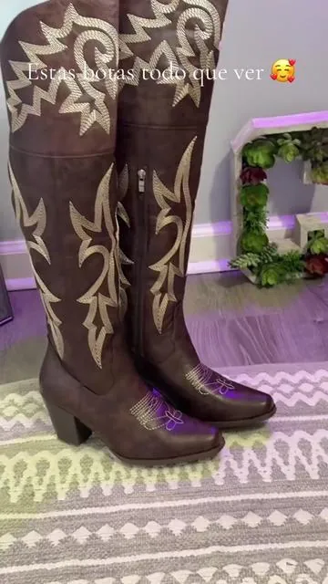 Estas botas vaqueras son el toque perfecto para elevar cualquier outfit ✨ Combínalas con jeans, vestidos o faldas y consigue ese estilo auténtico que nunca pasa de moda 🤍 ¿Quién más ama el vibe western? #BotasVaqueras #ModaMujer #OOTD #EstiloWestern #outfitsconbotasvaqueras 