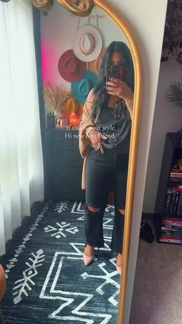 All black with a pop of neutral 🤎🍂🫶🏻🖤 