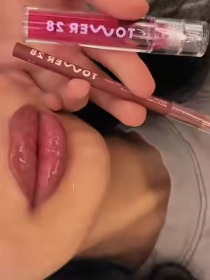 I’m OBSESSED 🤎🐻 #falllipcombo #tower28lipjelly #lipcombo #lipgloss #fallaesthetic 