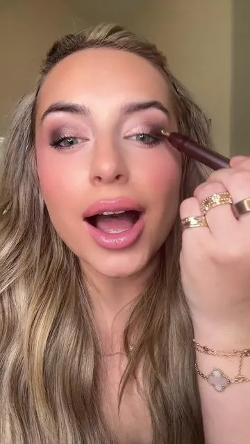 These smoulder sticks literally go NOWHERE!! they're SOO good!!! @tarte cosmetics pls don't sell out 😂 #eyeshadowtutorial #eyeshadowstick #makeuptutorial #smokeyeye #makeupforbeginners