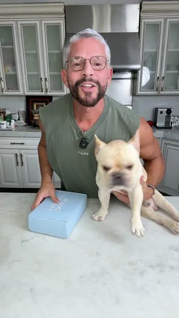 ✨ Mi Frenchie Gerónimo ama sus vitaminas @Dog is Human  🐾💛 Desde que las toma, su pelaje está más brillante ✨, tiene más energía 💪 y su piel luce mucho más saludable 🙌. Lo mejor: ¡se las come feliz porque le encantan! 😋🐶 Suscríbete y ahorra con Dog is Human y obtén 20% OFF en tu primer mes @dogishuman. #DogIsHuman #PerrosFelices #FrenchieLove #DogLovers #PerrosSaludables