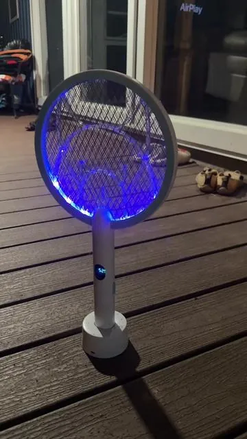 Esta raqueta no juega. Tiene luz morada, batería recargable, y una potencia que extermina sin piedad. Perfecta pa’ dejar el patio libre de zumbidos. ¡Y es segura hasta para los curiosos de la casa! #BugZapper #MosquitoKiller #ElectricSwatter #TikTokShopLaborDaySale #TikTokShopCreatorPicks 