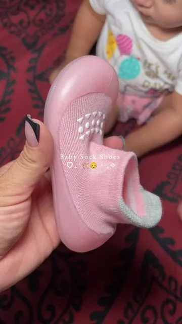 👣💖 Los primeros pasitos de mi bebé con sus Baby Sock Shoes 🍼✨ ligeros, cómodos y perfectos para cada aventura.  @TinyTreads   #PrimerosPasos #BabySockShoes #BabyStyle #ToddlerLife #MomAndBaby