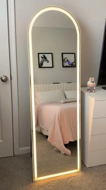 🪞 Espejo de Cuerpo Entero con Luces LED 🪞✨ Dale un upgrade total a tu espacio ✨💡 con este espejo moderno que trae 3 tonos de luz ajustables (cálida, neutra y fría) y función de dimming para regular la intensidad 🌙☀️. Su diseño arqueado es súper elegante y versátil: puedes usarlo con soporte o apoyado en la pared 🏡. Perfecto para dormitorio, vestidor o sala, convirtiéndose en el detalle chic que transforma cualquier rincón 💖🌟.  @Sweetcrispy Shop  #tiktokshoplabordaysale #tiktok #mirror #home #decorhome 