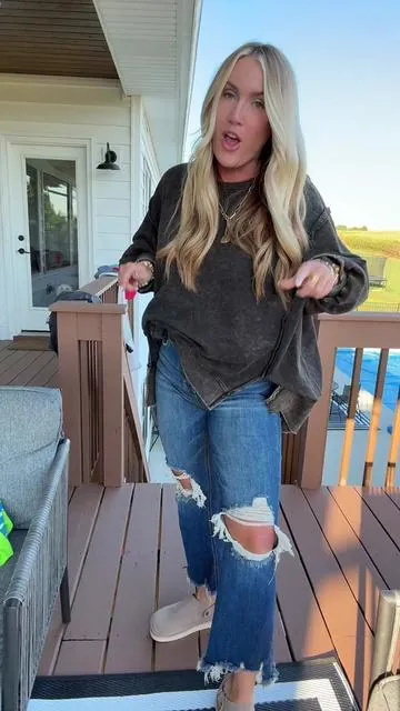My fav distressed denim to pair w/an oversized sweater 👏🏼 #tiktokshopcreatorpicks #TTSCreatorBash #tiktokshopunboxing #risenjeans #distressedjeans @Wild Oak Boutique 