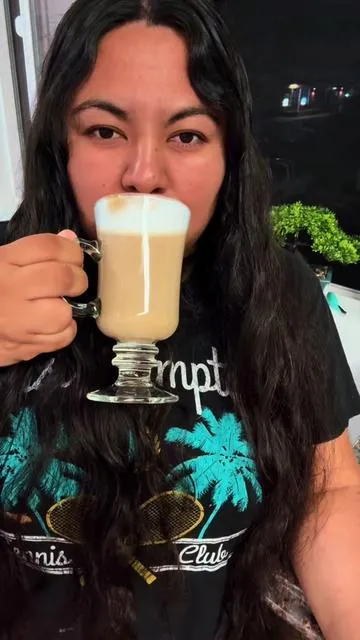 Delicioso capuchino para empezar el día ☕️👌🏻❤️ Aprovecha que este Mixer tiene un súper descuento y envío gratis así que aprovecha a ordenar el tuyo y disfruta de unos deliciosos cafecitos  con mucha espuma 🤤🤤 #rechargeablemilkfrother #mixer #capuchino #capuccino #espumadordeleche 