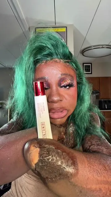 This is one of my staples 💚 @ONE SIZE BEAUTY Oil sucker primer! #onesize #makeupprimer #oilyskinmakeup #makeupessentials 