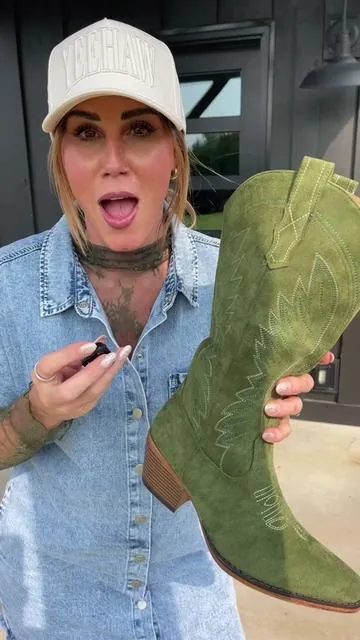 @FIORAL BOOTS. #boot #boots #getreadyforfashionweek #ttsfashionweek #tiktokshopcreatorpicks 