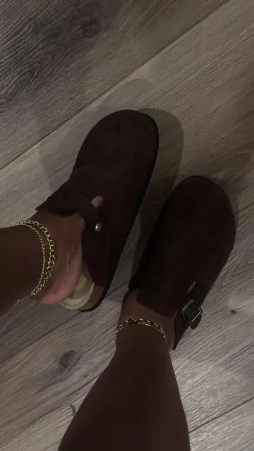 Ughhh they’re sooo comfy🍂🍁 #fallclogs #slides #clogshoes 