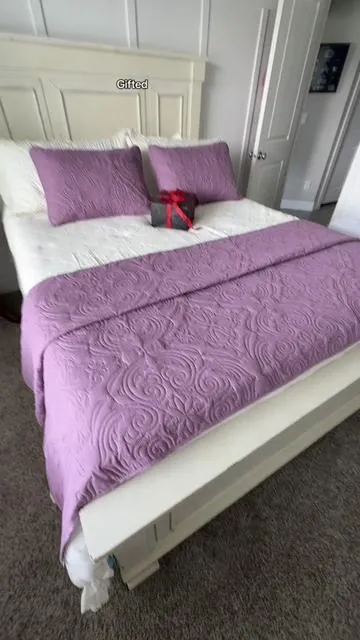 Gifting season is upon us and this is the perfect quilt set to grab. It’s super affordable and this bedding comes in different colors and patterns. #quiltset 
