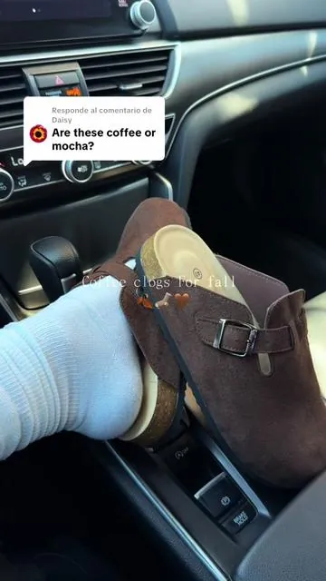 Respuesta a @Daisy son color café 🤎🧦🍂 Consigue los tuyos 🫶🏻  #clogs #clogsoutfit #falloutfits #fallessentials #clogshoes 