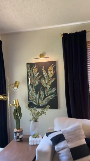 A picture light you can recharge! It’s dimmable, 3 lighting colors and you pick your finish!!! These add so much charm to your home. #picturelight #homedecor #finishingtouches #gallerylook #affordablelighting 