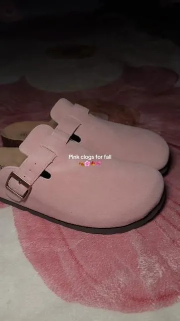 Pink clogs for fall! #pink #clogs #fallaesthetic #clogsforwomen #suedeclogs 