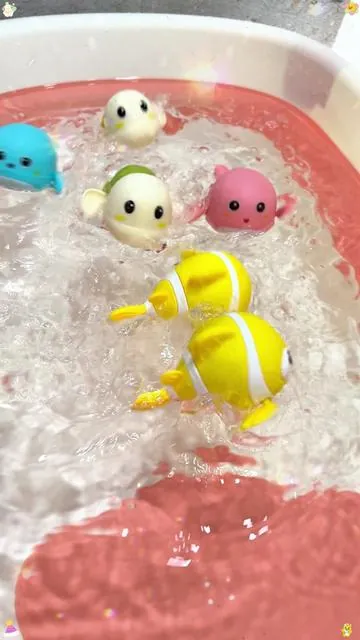 In summer, prepare a few more swimming bath toys for the baby to play with the baby so that he won't cry or make a fuss. He will be so happy that he can run without using electricity.#olebrandselect #toy #summer #familytime 