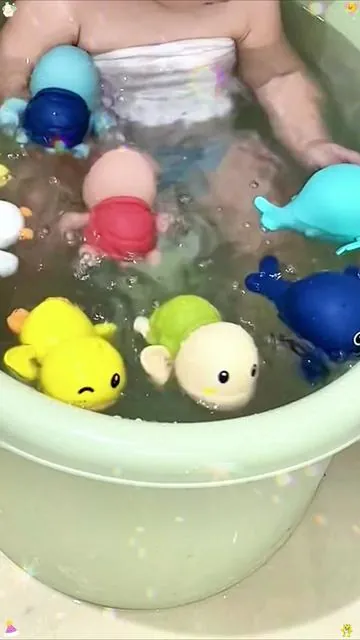 In summer, prepare a few more swimming bath toys for the baby to play with the baby so that he won't cry or make a fuss. He will be so happy that he can run without using electricity.#olebrandselect #toy #summer #familytime 