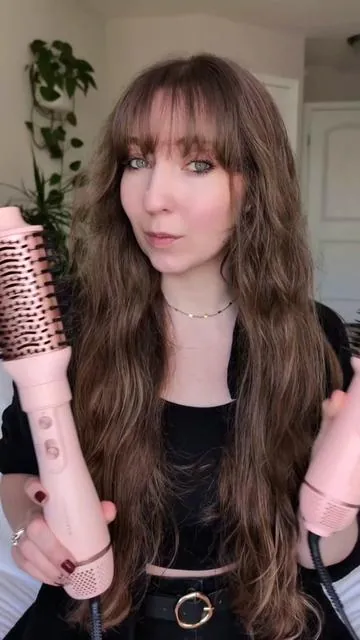 ok now I wanna be a jet setter ✈️ absolutely love this version of @wavytalkofficial's blow dryer brush 💕🧳🌏 #wavytalk #hairdryerbrush #hair #blowout #thickhair 