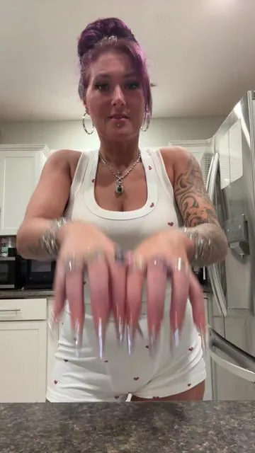 Stop what you’re doing you still haven’t got this glue. What are you doing? #nail #nailtok #nailglue #pressonnails #pressons #presson #nailsoftheday #nailsoftiktok💅 
