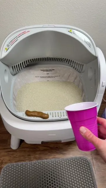 Never scooping cat crap again #cats #catlitter #litterbox #petpivot #automaticlitterbox 