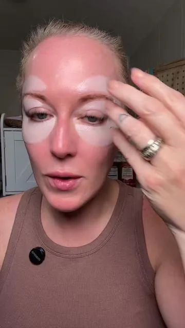 These collagen eye masks used just once a week will leave your eyes tighter, brighter and glowing ✨ #skincareover40 #crowsfeettreatment #undereyebagsbegone #collageneyemask #glowingskincareproducts 