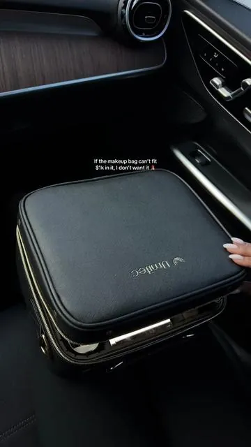 The perfect makeup bag 🖤 #makeupbag #makeup #makeuporganization #beauty #travelessentials #travelaccessories #aestheticbag #organizer #everyday 