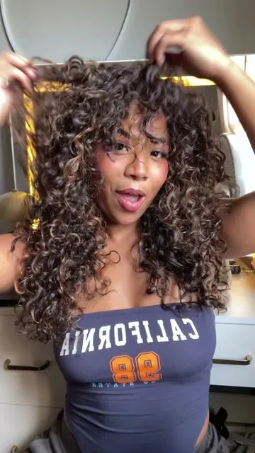 Is this my color ? 👀 #fyp #curlyhair #highlights #hair @Frodio Hair 