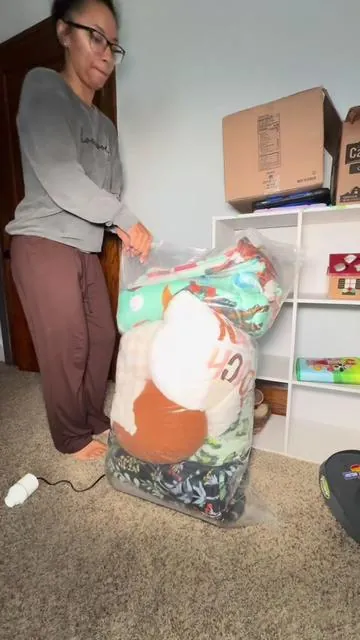 Blankets, coats, pillows… all sealed & out of the way 👏🏽 These storage bags have been a life saver during this move! 🚚 #storagehack #organizedhome #vacuumseal #storage #movingtips 