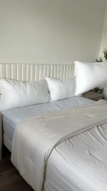 Plushy hotel pillows ☁️ these pillows feel like sleeping on clouds and they come in a set of 4 🤍 I got the king sized pillows for my queen bed <3 #hotelqualitypillows #hotelpillows #pillowset #pillows #bedpillows 