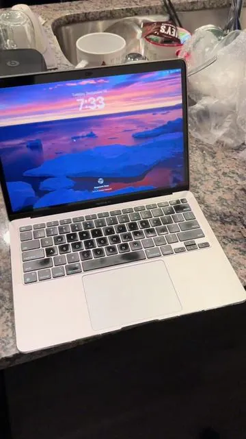 If you’re looking for a reliable computer the MacBook Air is one of the better more economic choice! This computer is also user friendly and its battery is super durable. #macbookair #computadoramacbook #tecnologiaapple #mac #apple 