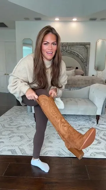 Your fall outfits just found their statement piece 🤠 #cowgirlboots #westernstyle #falloutfits #tiktokshopcreatorpicks   #tiktokshoprestock @wetkissshoes 
