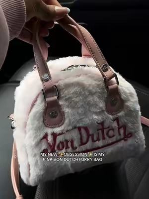 Are you kidding me? 😭💕✨ These furry bags are my new obsession! @Von Dutch #vondutch #vondutchbowlingbag #furrybag #handbagstyle #handbaglover 
