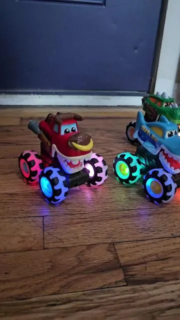 Los carritos que divierten a los niños por sus luces y colores #toysforkids #toys #giftideas #christmasgiftideas #kidstoys 