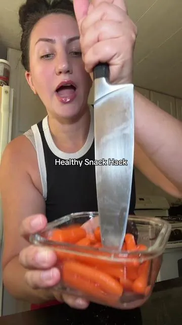 When those late night salt cravings kick 🤤 @Padiano’s Kitchen #saltandvinegarseasoning #healthysnacks #healthyswaps #saltandvinegarcarrots #saltysnacks 
