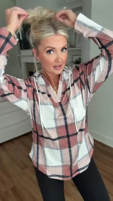 This top might be in my top 10 fall shirts! I love how it looks like a flannel but it’s super soft and perfect with leggings! Such a great comfy lazy day but I can still change my mind and go shopping kind of outfit 😍 #flannelseason #flannels #hoodieszn #hoodie #fallootd 